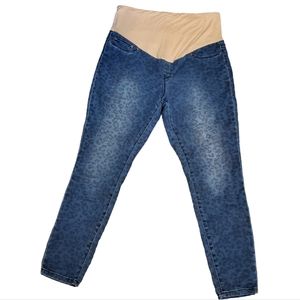 MOM & CO. | Women's blue leopard-print denim maternity jeans.